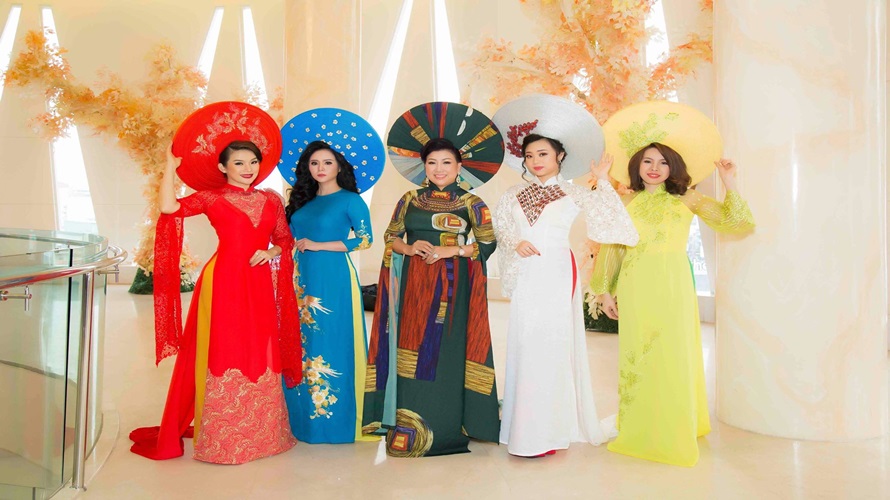 Chủ tịch WLIN Queen Club rạng rỡ trong tà áo dài “Vạt nắng”
