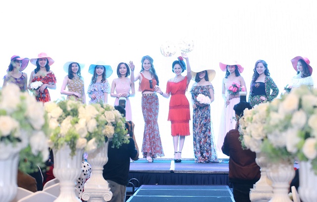 “Nữ hoàng Hoa hồng” Bùi Thanh Hương trình làng bộ sưu tập “Summer Flower”