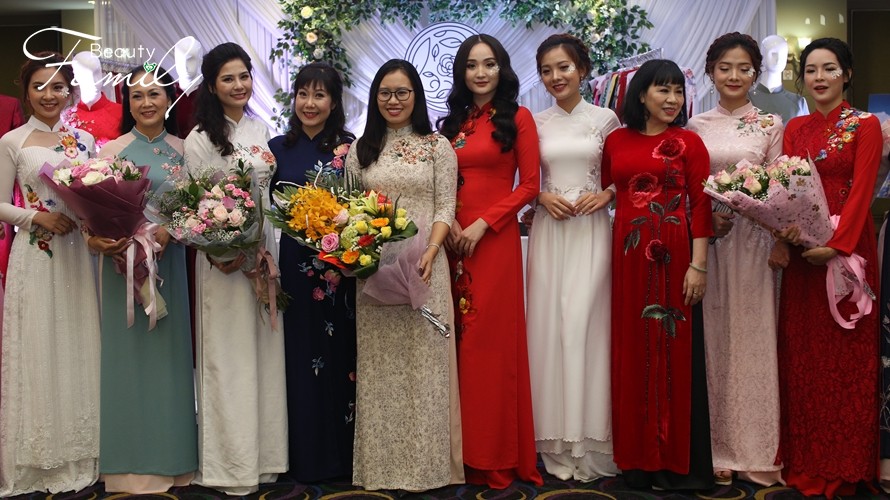 Áo dài cho mẹ và cô dâu chuyển mình trong BST “Bridal and Moms” của NTK Trần Hoa Linh