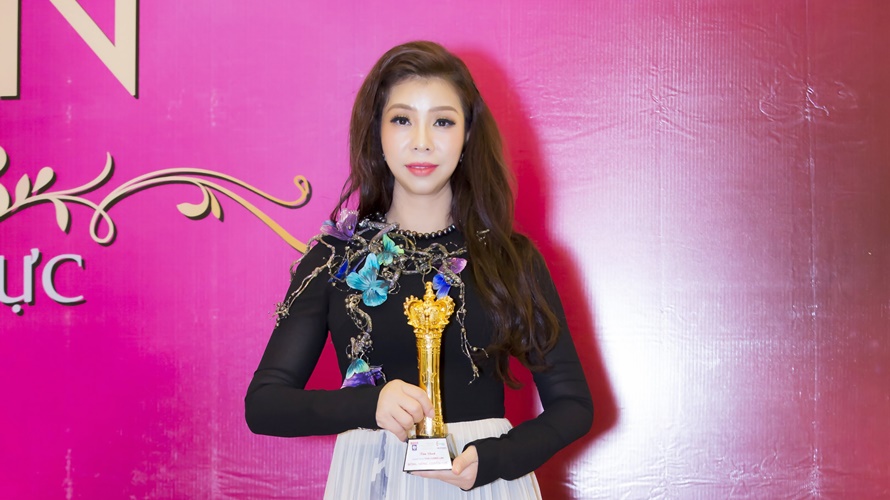 Doanh nhân Thái Hương Lan được vinh danh Bông Hồng Quyền Lực 2018