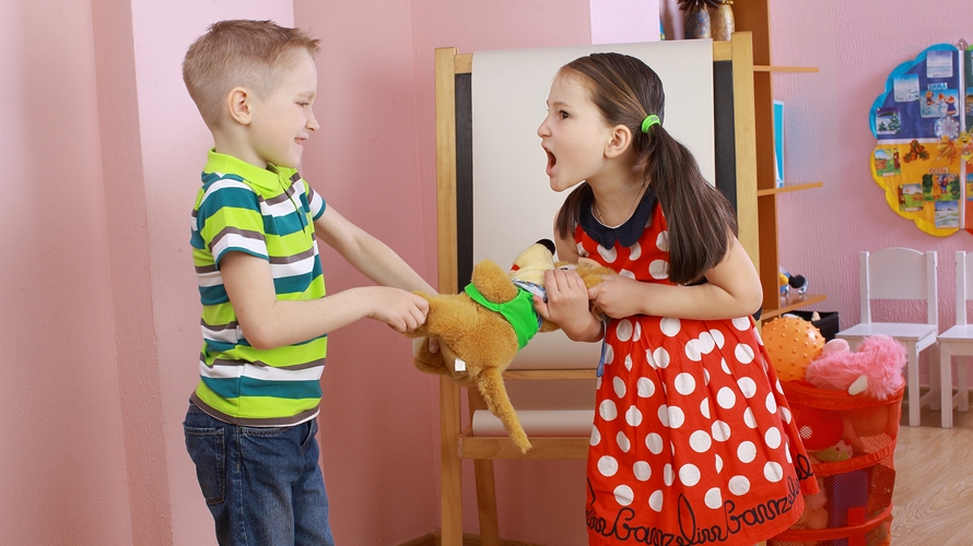 Khi trẻ tranh giành đồ chơi