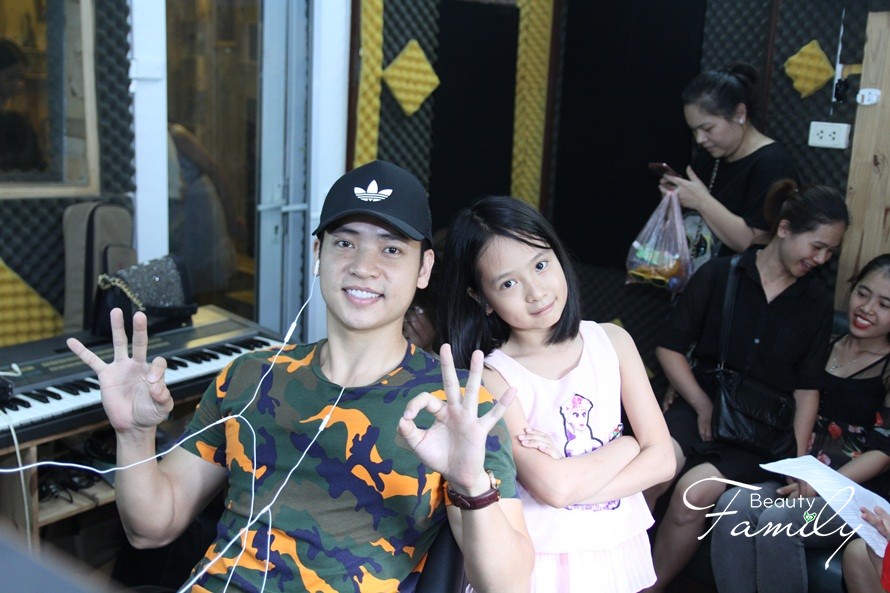 Ca sĩ Duy Khoa “bỗng hóa trẻ thơ” khi hướng dẫn các thí sinh Ikids thu âm Việt Nam tươi đẹp