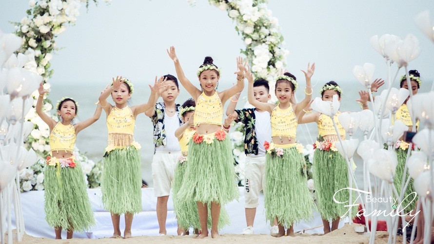 Lung linh Dạ tiệc trắng Party of the Sea