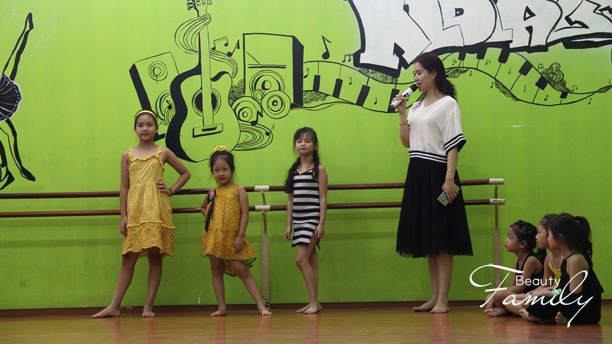 Thí sinh Ikids Việt Nam 2018 tập catwalk trước đêm Gala