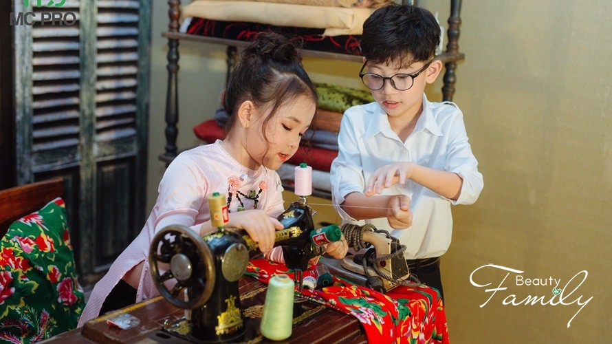 Vẻ điển trai của tiểu soái ca 7 tuổi “đốn tim” cư dân mạng