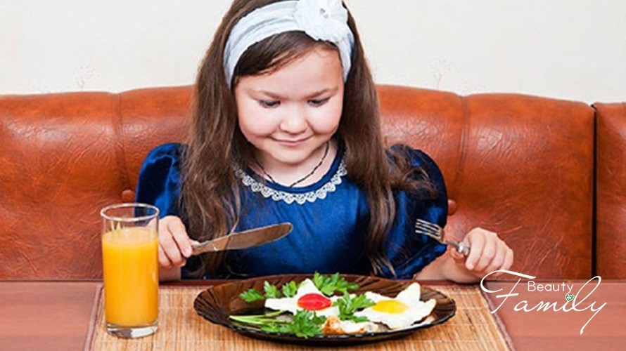 4 quy tắc lịch sự tối thiểu trên bàn ăn mẹ cần dạy bé