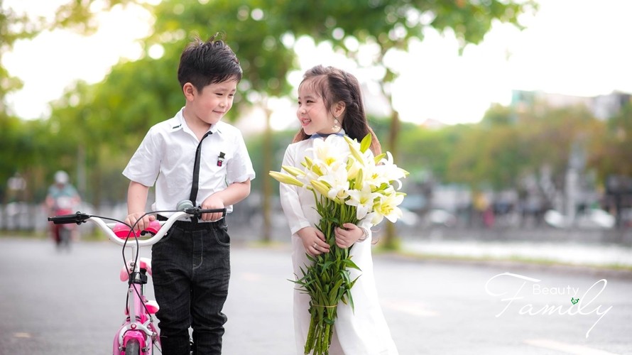 Quán quân Ikids Việt Nam 2018 cực yêu trong bộ ảnh áo dài trắng tinh khôi