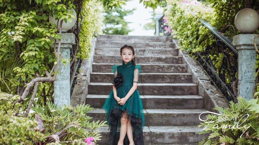 Gặp gỡ mẫu nhí tài năng sở hữu gương mặt thu hút như Song Hye Kyo