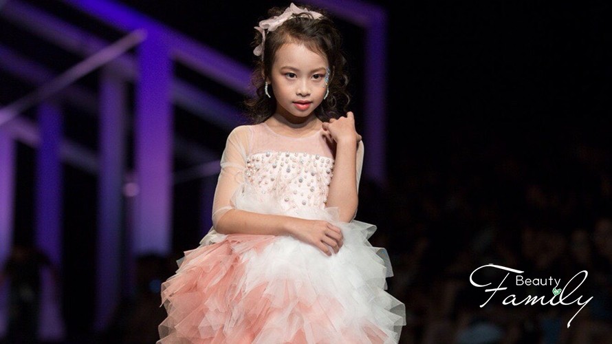 Mẫu nhí Anh Thư tỏa sáng trên sàn diễn Vietnam International Fashion Week 2018