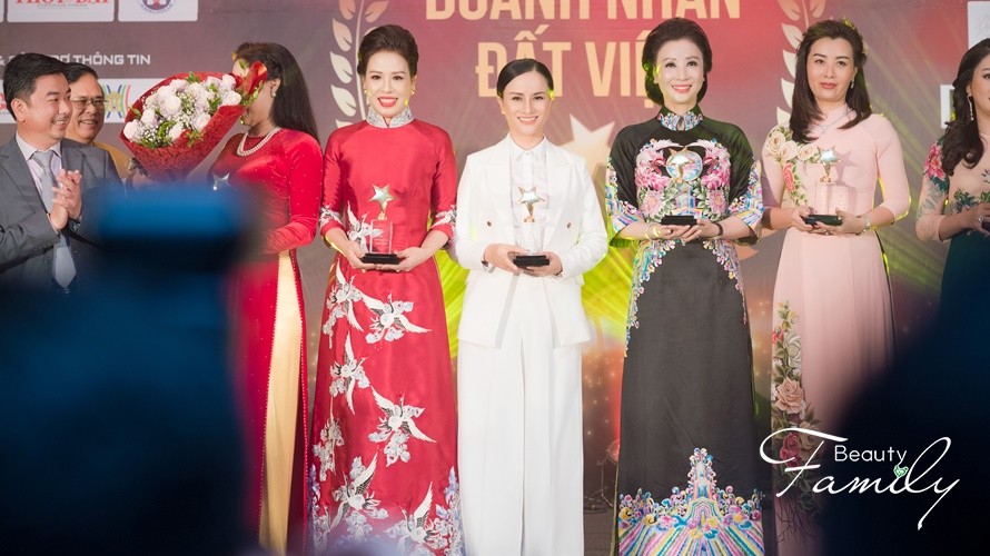 Á Hoàng Kim Cương Hạnh Kimmy đẹp rạng ngời nhận giải Doanh nhân vàng 2018