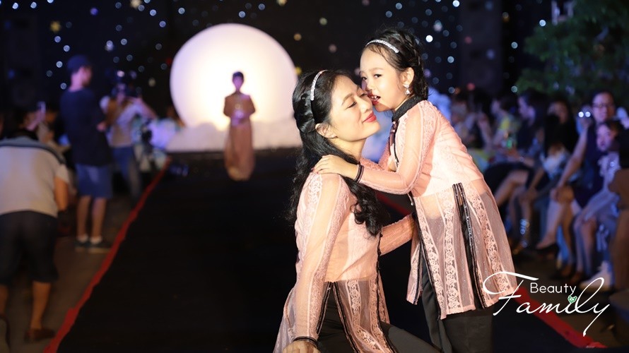 Ikids siêu nhí Gia Hân: “Mẹ là ánh dương của cuộc đời con”