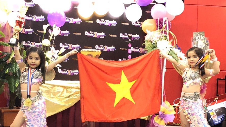 Hai vũ công nhí CLB T.O.P Talent Dance giành chức vô địch hạng mục Nhí Festival Belly Dance Quốc tế mở rộng