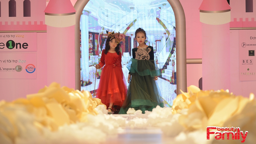 Mẫu nhí Snow White “hóa” quý cô sang chảnh trong BST Thao’s Tay