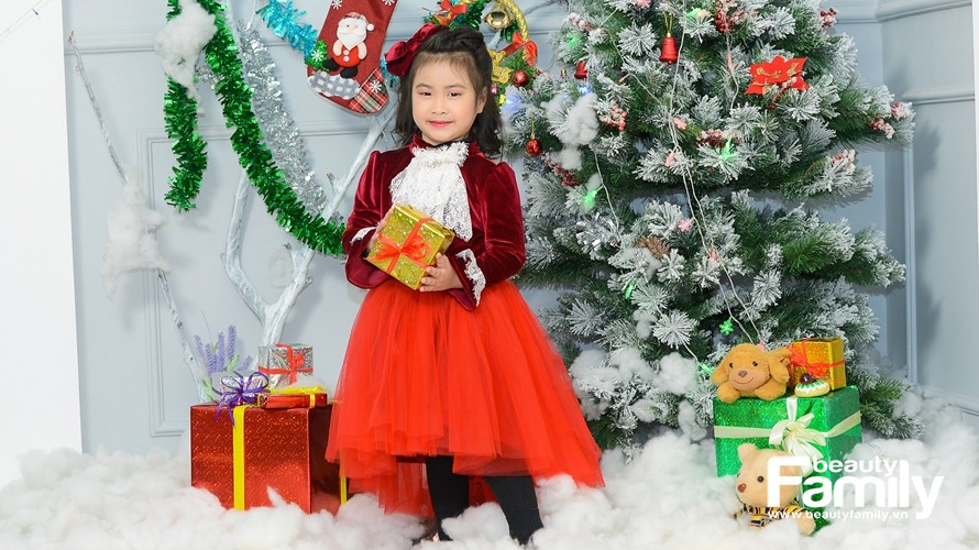 Dàn mẫu nhí Snow White xúng xính váy áo chụp ảnh Giáng sinh