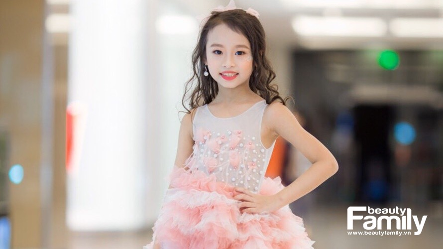 Mẫu nhí Mai Ngọc Anh Thư “hóa” bướm hồng rực rỡ trên Cánh đồng tuyết