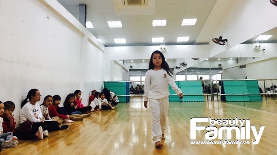 Mặc trời mưa lạnh, các mẫu nhí tham gia Snow White vẫn hào hứng tập catwalk