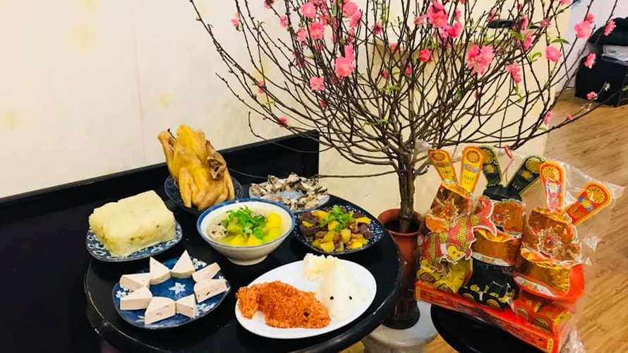 Cậu bé “của hiếm” tự tay chuẩn bị mâm cỗ cúng ông Công ông Táo