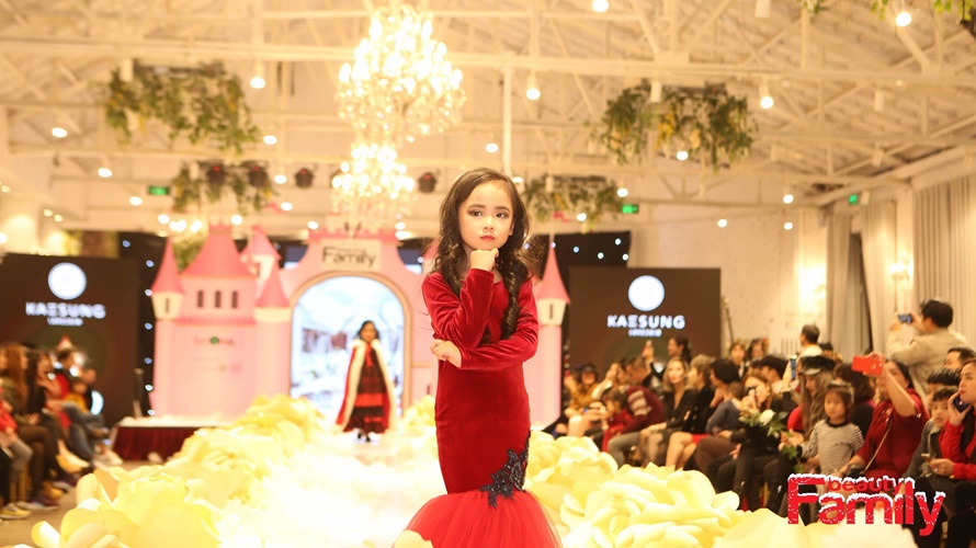 Bông tuyết nhỏ Thảo Chi tỏa sáng Đêm hội Snow White