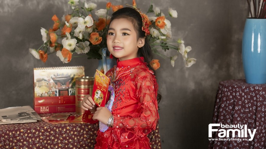 Mẫu nhí An Thy khoe sắc trong tà áo dài cách tân độc đáo