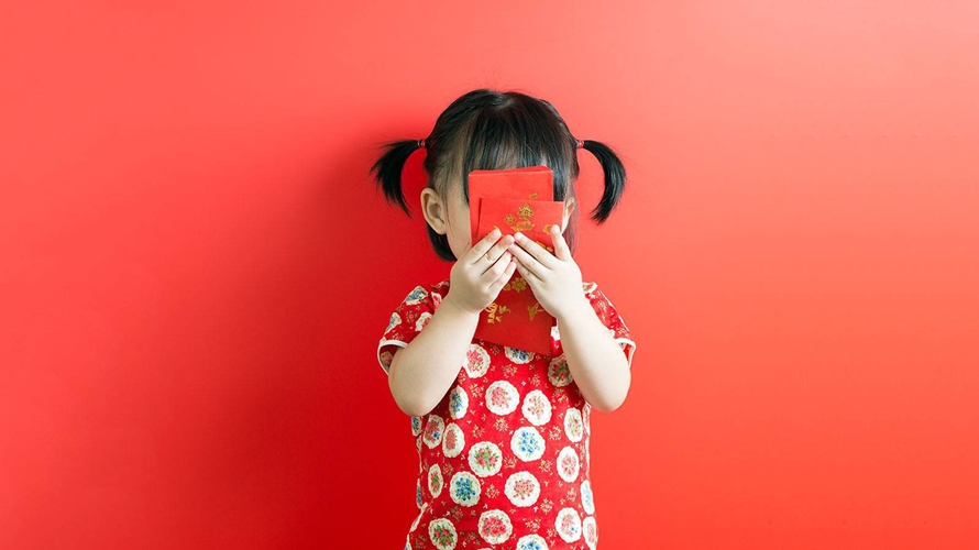 Các mẹ dạy con dùng tiền lì xì như thế nào?