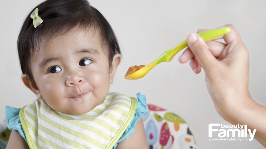 5 sai lầm cực lớn khi cho bé ăn dặm mẹ cần tránh