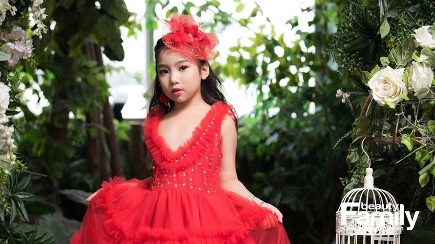 Mẫu nhí Zuly Miu hóa công chúa rừng xanh