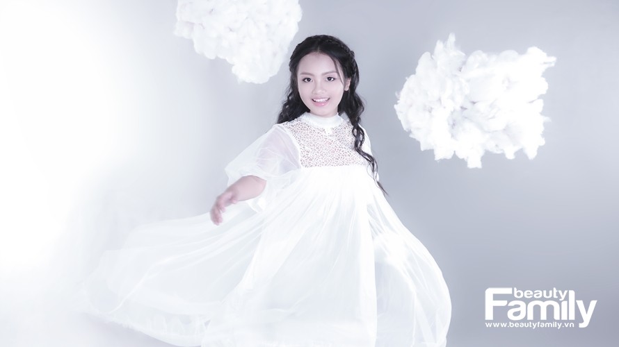 [BF06-Gương mặt trang bìa]: Mẫu nhí Mai Thùy Linh đẹp dịu dàng như mây mùa xuân dưới ống kính nhiếp ảnh gia Zim Lục