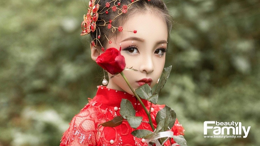 Mẫu nhí Lâm Như “xuất thần” trong trang phục áo dài ren lông công của NTK Phương Lly