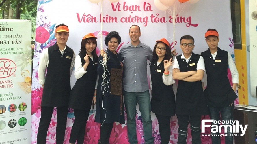 Chỉ cần là phụ nữ, hãy đến Anh Đào Hair Salon để được gội – hấp miễn phí