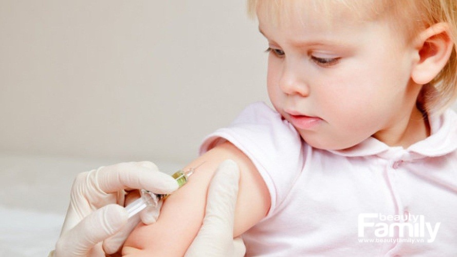 Tiêm vaccine cho con, mẹ cần lưu ý gì?