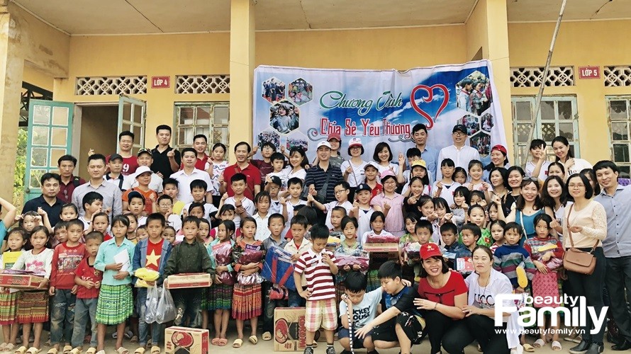 Ấm áp chương trình Chia sẻ yêu thương của lớp 4A2 trường Tiểu học đô thị Việt Hưng