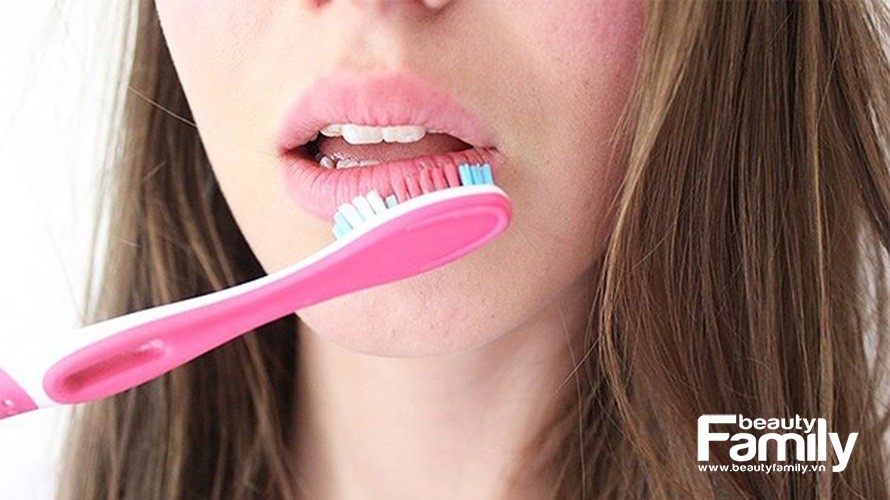 Cách tẩy tế bào chết cho môi bằng kem đánh răng, không phải ai cũng biết