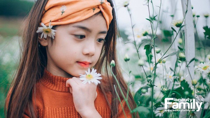 Mẫu nhí Vân Nhi rạng rỡ như ánh ban mai trong show diễn “Sắc màu của biển”