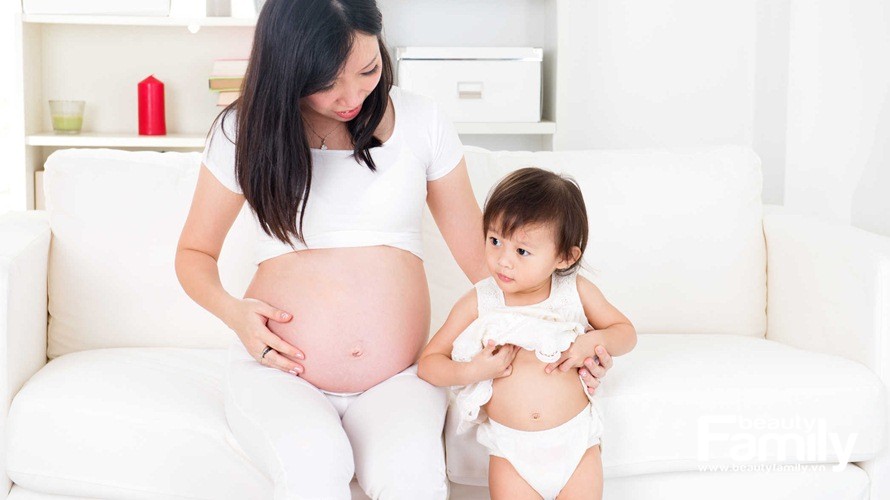 Sau khi sinh con thứ hai, mẹ làm 7 điều này cho bé lớn để con không có cảm giác bị bỏ rơi