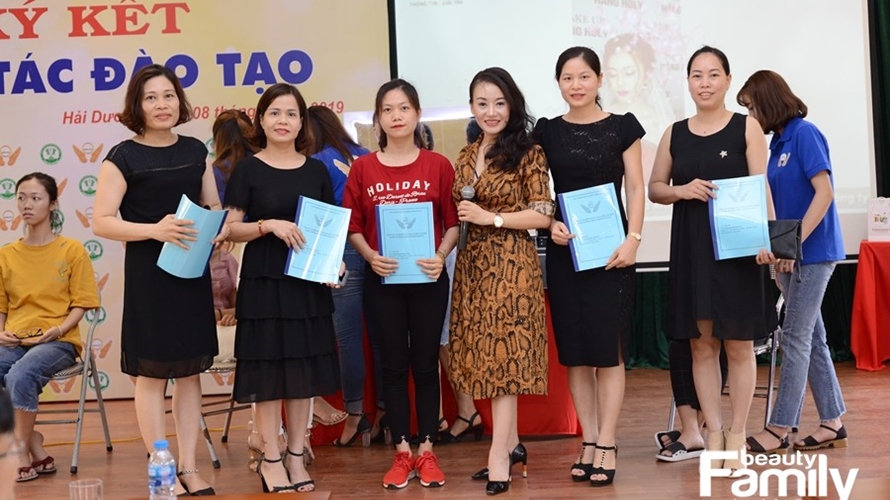Hằng Holy mang nghề make-up vào giảng dạy tại Trung tâm GDTX tỉnh Hải Dương