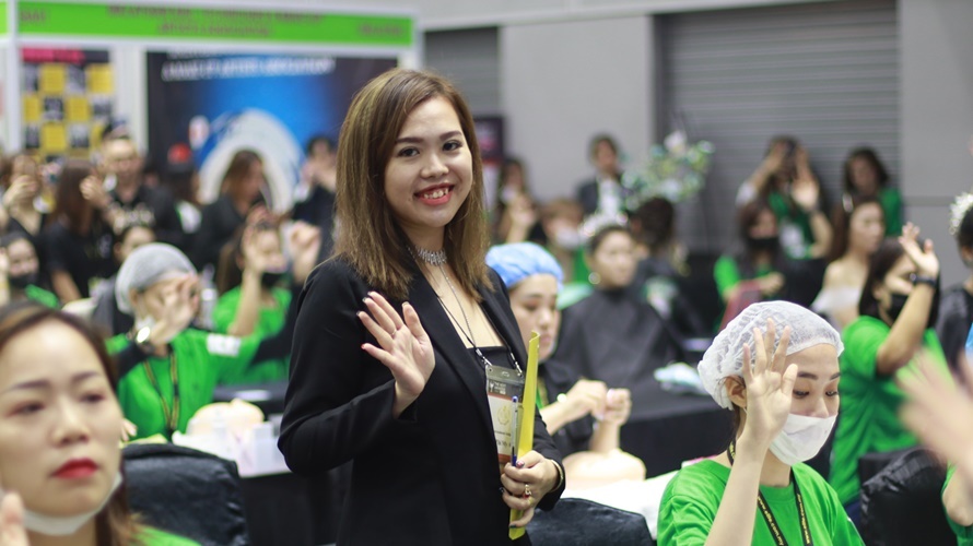 Master Trần Thị Mỹ Ánh- giám khảo bộ môn Nối Mi: “Chúc các thí sinh sẽ thành công với bài thi của mình tại Fesstival Beauty Awards”