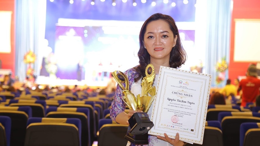 Nghệ nhân Nguyễn Thị Kim Tuyến- giải Kỹ thuật vàng: “Cuộc thi Beauty Connect Education đã mang đến cho tôi cơ hội được học hỏi và giao lưu”