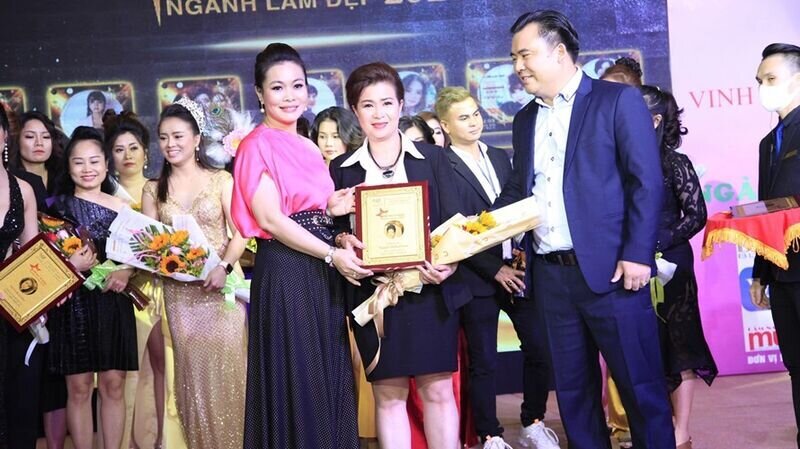 Grand Master Minh Hiền – Trưởng Phó BGK bộ môn Phun thêu thẩm mỹ Ngôi sao Tài năng ngành Làm đẹp