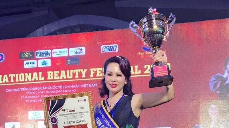 Master Trần Thị Hồng – Ban cố vấn cấp cao bộ môn Phun xăm thẩm mỹ: “Tôi hạnh phúc vì được là một phần nhỏ bé của cuộc thi Asia International Beauty Festival 2020.”