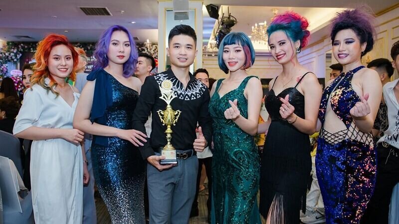 Nhà tạo mẫu tóc Ngô Quang Huy – Bàn tay vàng bộ môn Tóc nghệ thuật: “Tôi hạnh phúc và vinh dự khi nhận được giải thưởng từ cuộc thi năm nay.”