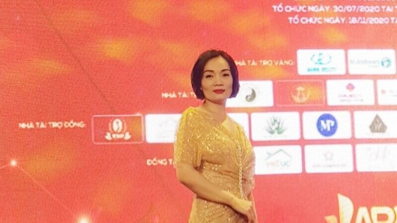 Giải thưởng Bàn tay vàng Phun thêu thẩm mỹ xuất sắc gọi tên nghệ nhân là đẹp Tạ Hồng Vân