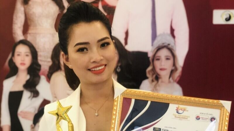 Nghệ nhân trẻ Trịnh Thị Hồng Nhung xuất sắc nhận giải Vinh danh Bàn tay vàng bộ môn Phun thêu thẩm mỹ tại cuộc thi Asia Beauty Festival 2020