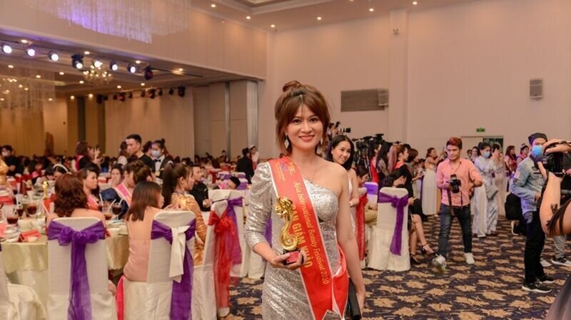 Master Nguyễn Thị Trúc Hà – giám khảo bộ môn Phun thêu thẩm mỹ: “Tôi hi vọng qua cuộc thi, các nhân tài sẽ được phát hiện, đưa ngành làm đẹp ngày càng phát triển.”