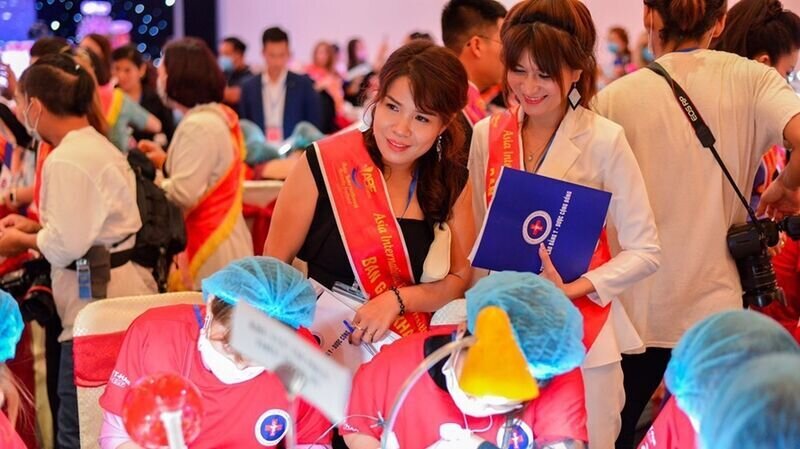 Master Võ Thị Hạnh – giám khảo bộ môn Phun thêu thẩm mỹ: “Tôi muốn đóng góp một phần công sức nhỏ cho nghề làm đẹp nước nhà.”