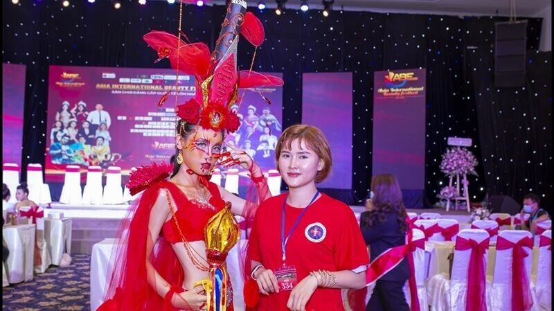 Giải thưởng Tài năng vàng bộ môn Makeup xuất sắc gọi tên nghệ nhân trẻ Nguyễn Kim Phụng