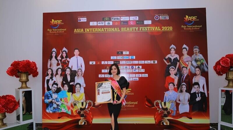 Nghệ nhân trẻ Lăng Thị Kim Tuyến xuất sắc nhận giải Vinh danh Bàn tay vàng: “Tôi hạnh phúc và vinh dự khi được nhận giải thưởng từ Ban tổ chức”