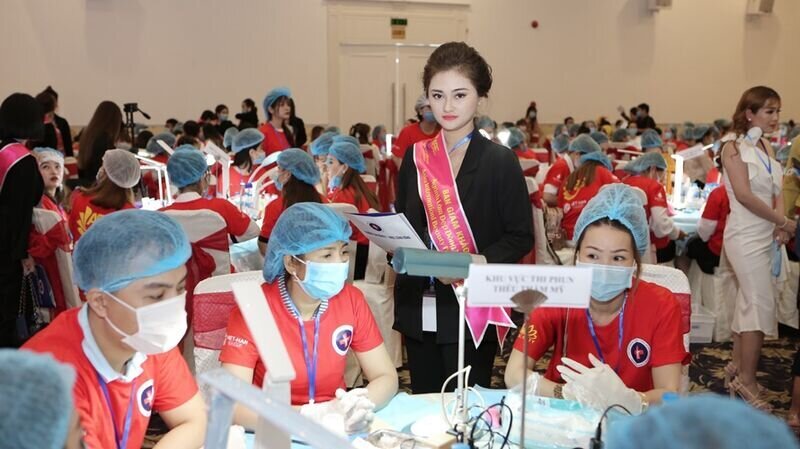 Master Hồng Anh (Fiona Nguyễn) – Giám khảo của bộ môn Phun xăm thẩm mỹ: “Thành công trong nghề làm đẹp chính là sự hài lòng của khách hàng.”