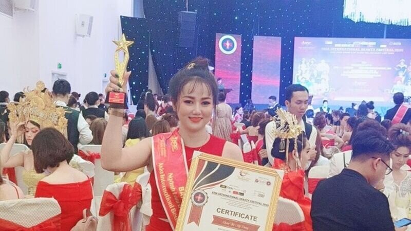 Nghệ nhân trẻ Phan Thị Ngọc Dung chia sẻ gì sau khi xuất sắc nhận giải thưởng Vinh danh Bàn tay vàng bộ môn Phun thêu thẩm mỹ?