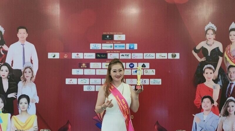 Lắng nghe chia sẻ của nghệ nhân Trần Thị Tuyết Mai khi nhận giải Vinh danh Bàn tay vàng bộ môn Phun thêu tại cuộc thi Asia Beauty Festival 2020