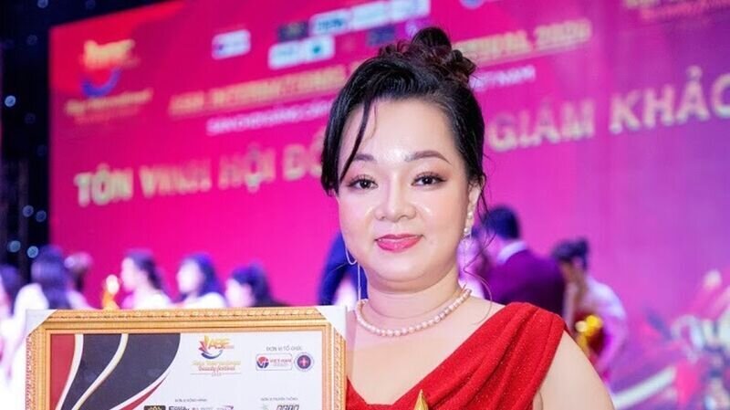 Nghệ nhân làm đẹp Nguyễn Thị Cẩm Linh xuất sắc nhận giải thưởng Bàn tay vàng bộ môn Phun thêu thẩm mỹ